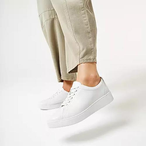 Một đôi giày sneaker phong cách chunky hầm hố với đế dày và phom dáng đồ sộ.
